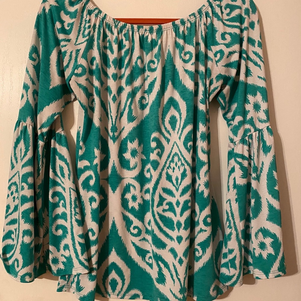 Dress shirt with flare sleeves